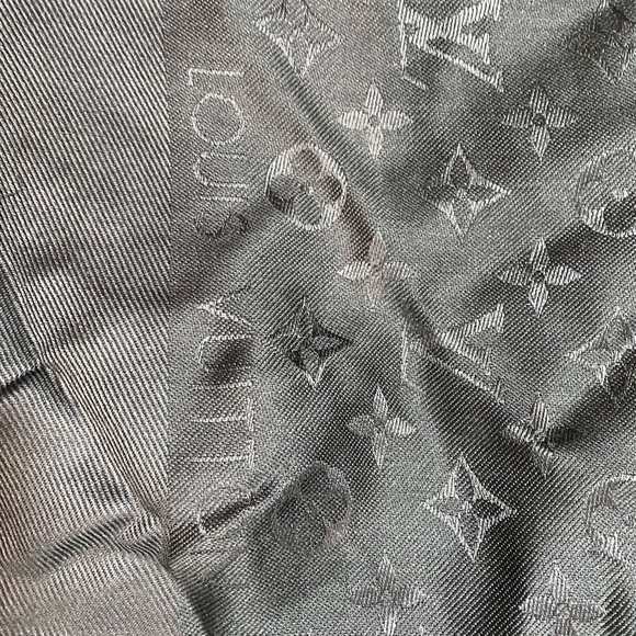 SOLD Authentic LV shawl - Picture 3 of 5